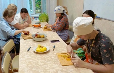 Учились готовить ужин и занимались творчеством.